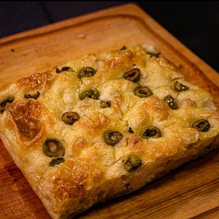 🫒 Focaccia con Aceitunas Verdes, aceite de oliva, sal de mar ( 660gr Aprox ) - Imagen 5