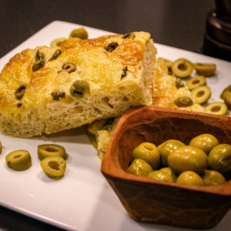 🫒 Focaccia con Aceitunas Verdes, aceite de oliva, sal de mar ( 660gr Aprox ) - Imagen 2