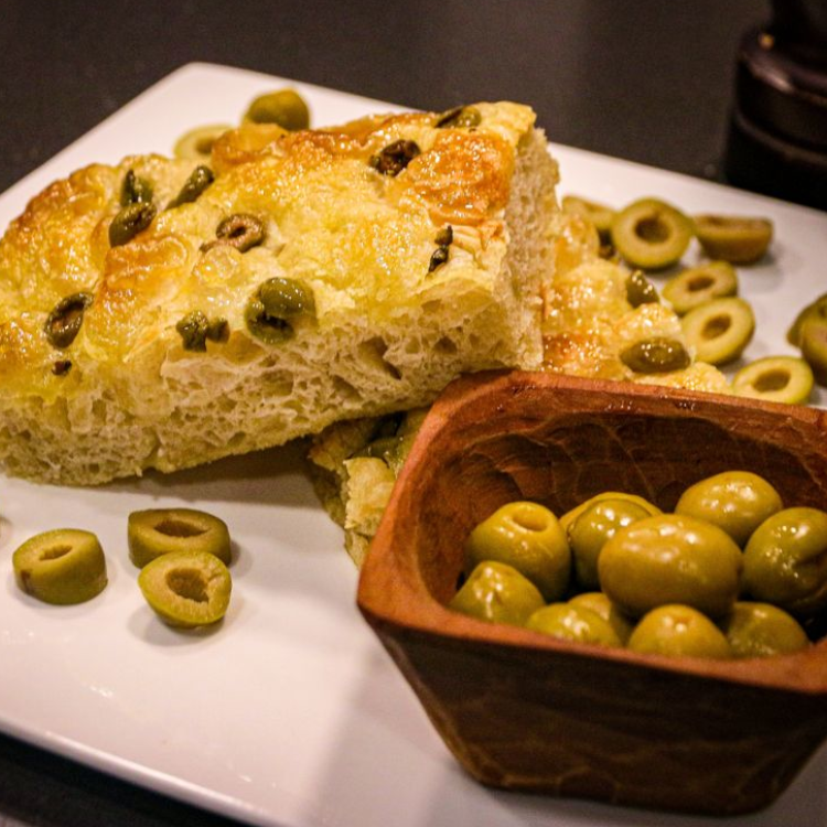 🫒 Focaccia con Aceitunas Verdes, aceite de oliva, sal de mar ( 660gr Aprox ) - Imagen 4