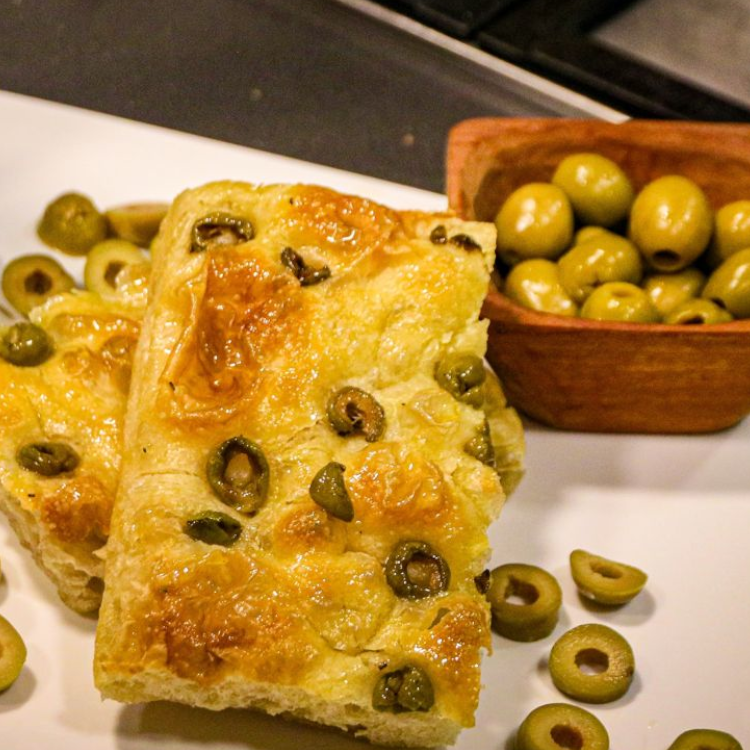 🫒 Focaccia con Aceitunas Verdes, aceite de oliva, sal de mar ( 660gr Aprox ) - Imagen 3